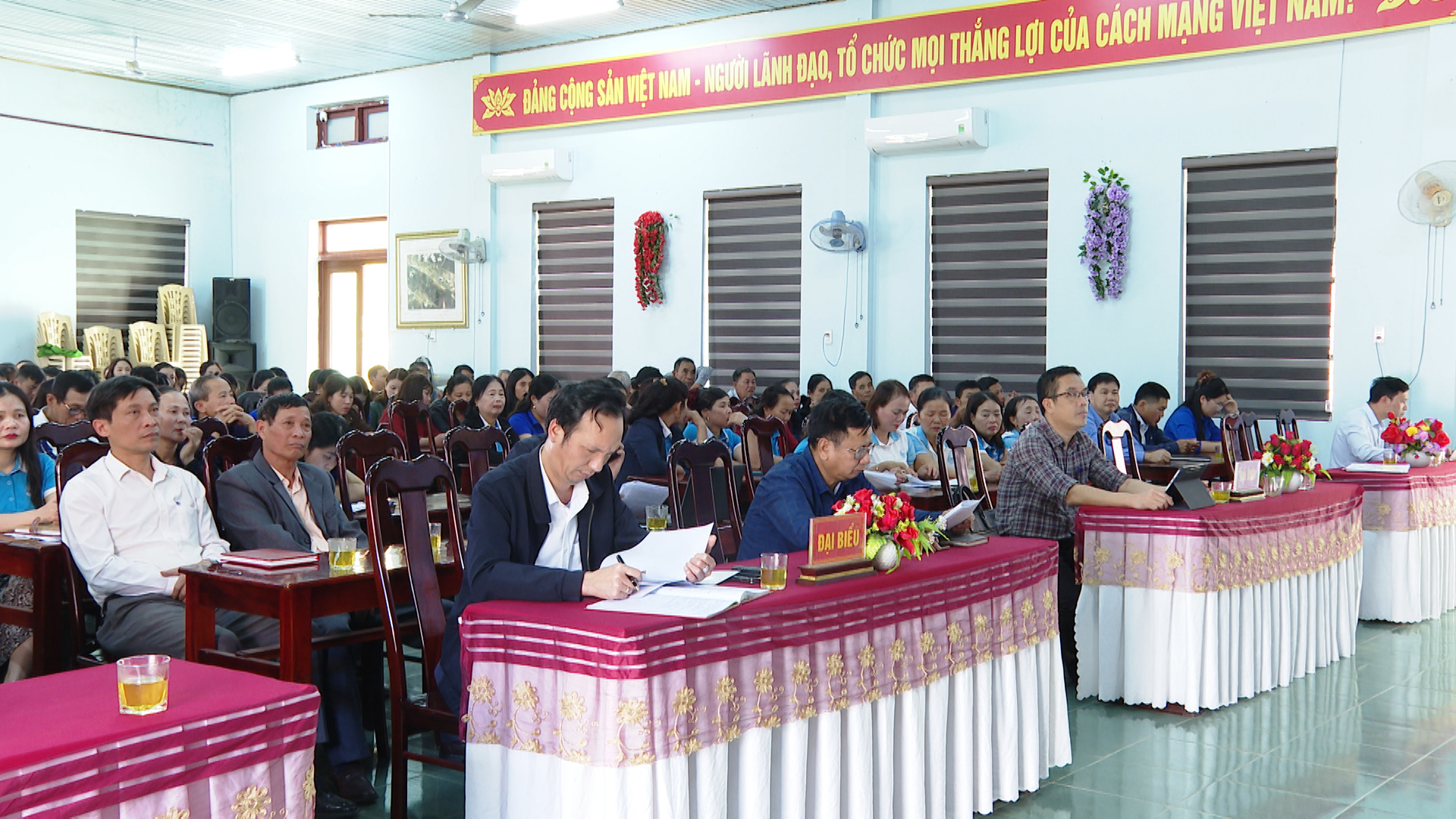 Các Đại biểu tham dự Hội nghị.